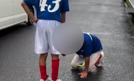 【胸糞】中学生いじめ動画、土下座させて地面を舐めさせる内容が拡散され大炎上のサムネイル
