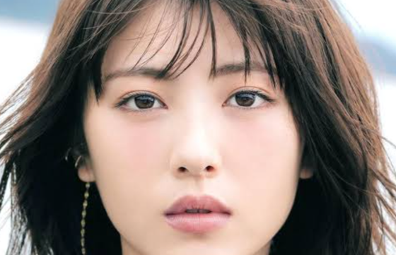 【悲報】浜辺美波さん、脂肪どころか筋肉も全くない