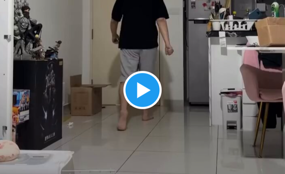 【悲報】遊戯王の世界100枚限定レアを引いたコレクターさん、ハサミ開封で◯◯をやってしまい絶望…