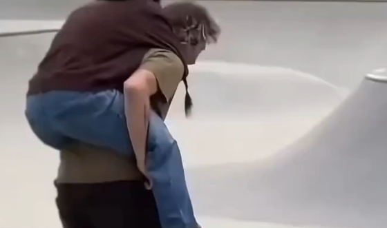 【動画】イケメン彼氏、彼女をおんぶしたまま転んで地面に顔面ダイブ　→結果