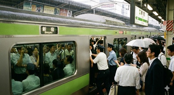 【画像】東京の満員電車、哀れすぎる…こいつらが残クレアルファードバカにしてるってマジ？