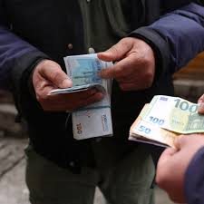 イランの通貨、トイレットペーパーより価値が無くなる