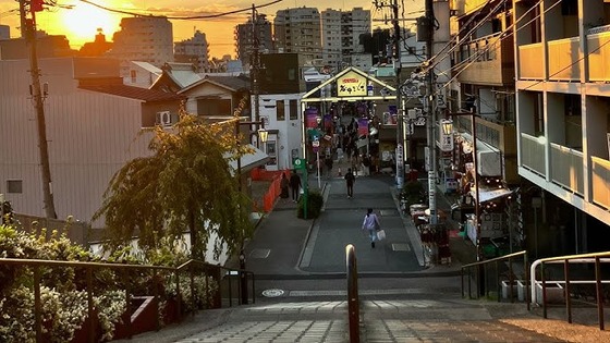 【悲報】谷中銀座、新しく建てられたマンションのせいで夕日が観られなくなる
