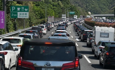 日本さん「祝日や！GWや！一斉に休むぞおまえらぁ！w」　→　交通渋滞