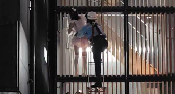 【動画】秋葉原のドンキホーテでアイドル衣装着た女が飛び降りようとして消防や救急隊多数集まる