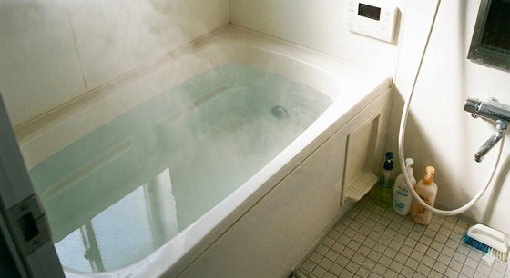 【悲報】外国人「なぜ日本人は同じお湯の湯船に入れるの？私は一回ずつ抜かないと入れない」