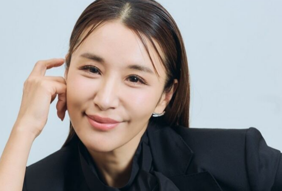 【画像】鈴木紗理奈さん(48)、ミニスカワンピwwwwwwwwwwwwwww