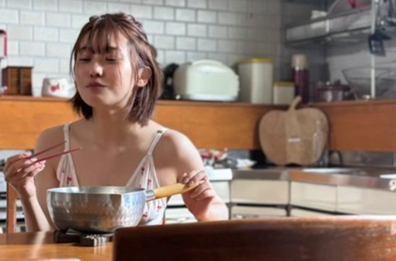 【画像】袋麺を鍋から直食い女子、かわいいｗｗｗｗｗｗｗｗｗｗｗｗ【Pickup】
