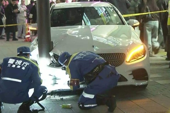 【速報】新宿駅近くで車が歩道に突っ込む　複数人が病院搬送