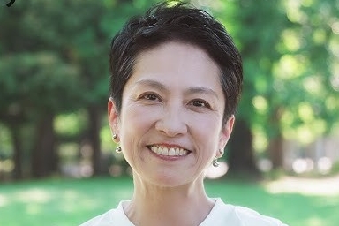 【悲報】皇居に入る蓮舫さんと高市総理の立ち振る舞いが全然違うと話題に