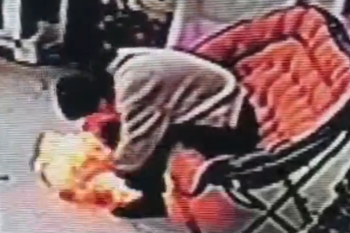 【動画】中国のおばさんの靴、そうはならんだろと話題にｗｗｗ