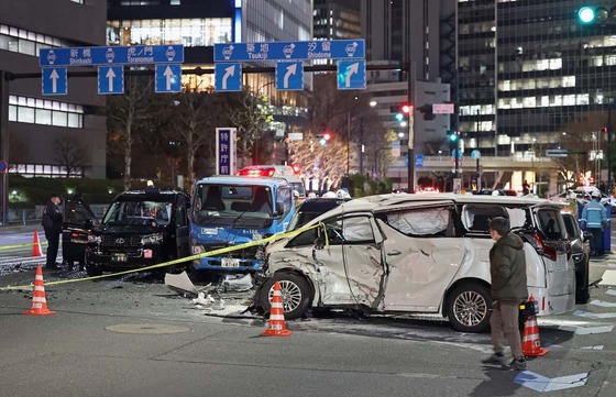 【動画】事故った内閣府の車両、アルファードを瞬殺していたと判明…