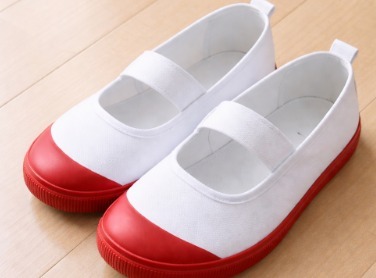 【悲報】中学校に侵入し使い古しの上履きを回収し無償で新品に交換する素敵な紳士(53)何故か逮捕される