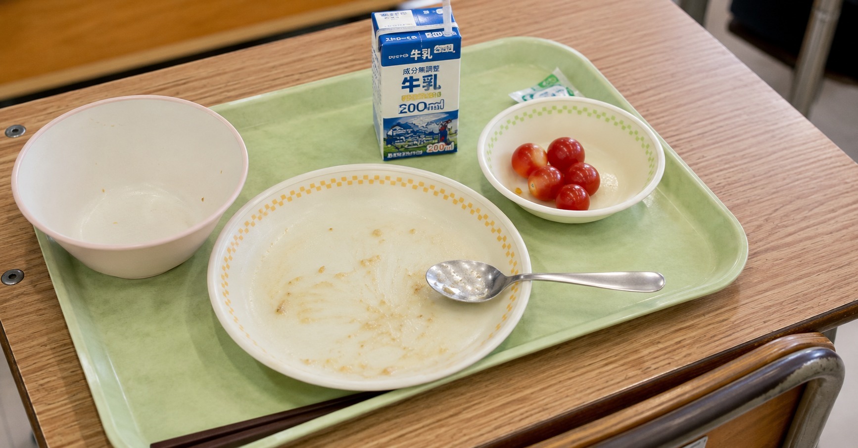 【悲報】給食残し体罰、頬つかみミニトマトを口に