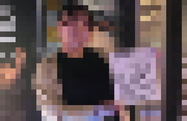 【悲報】ビジュアルで売ってたパチスロ女演者さん、店に無加工画像を撮られ終わる