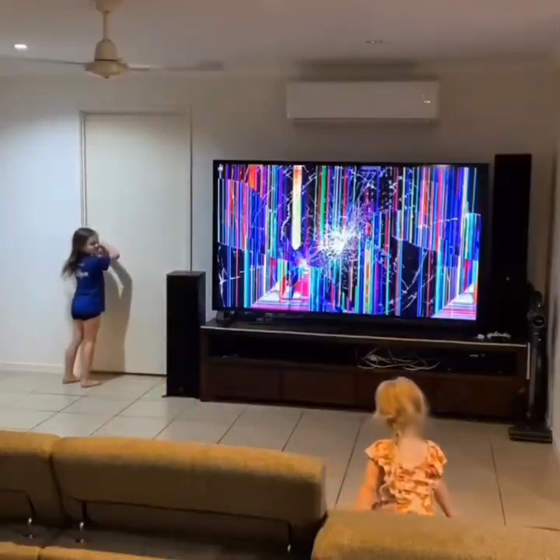 【動画】 キッズに液晶テレビを破壊されたママさんブチギレてしまうｗｗｗｗｗｗｗｗｗｗｗｗｗｗｗｗ