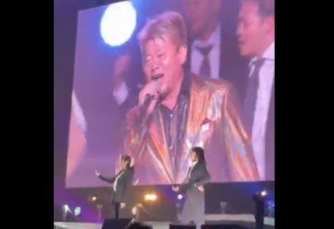 【悲報】ホリエモン、武道館で熱唱しとんでもない空気を作り出す