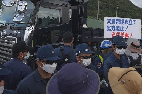 【悲報】辺野古ダンプ事故から1年 → 市民団体「警備員は国策の犠牲者」と追悼・抗議