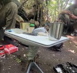 スターリンクのアンテナを理解できず机にしてるロシア兵…