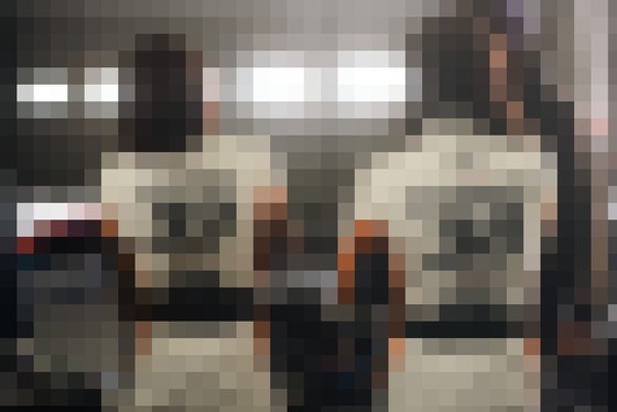 【画像】女性レーシングドライバーさん(19)の鍛え抜かれたレーシングスーツ姿　←これ