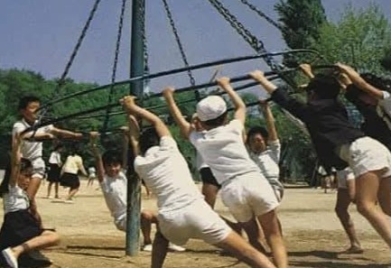 【画像】昭和の公園遊具、危険すぎるWWWWWWWWWWWWWWWW