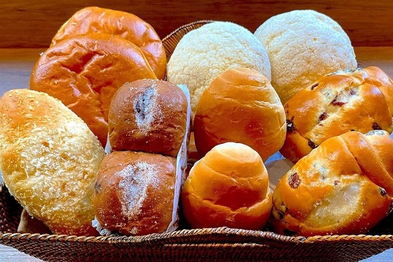 【悲報】日本人「お米高いからもっと高いパン屋のパン買うわｗ」