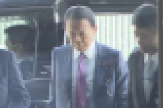 【画像】麻生太郎さん、ものすごい顔で官邸入り