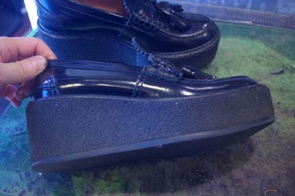 絶対にしゃがんではいけない靴 厚底篇 Ampersand