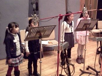 ゆびあみ歌 くるくるストン のレコーディングが行なわれました ハマナカが運営する 手編みと手芸の情報サイト あむゆーず のぶろぐ