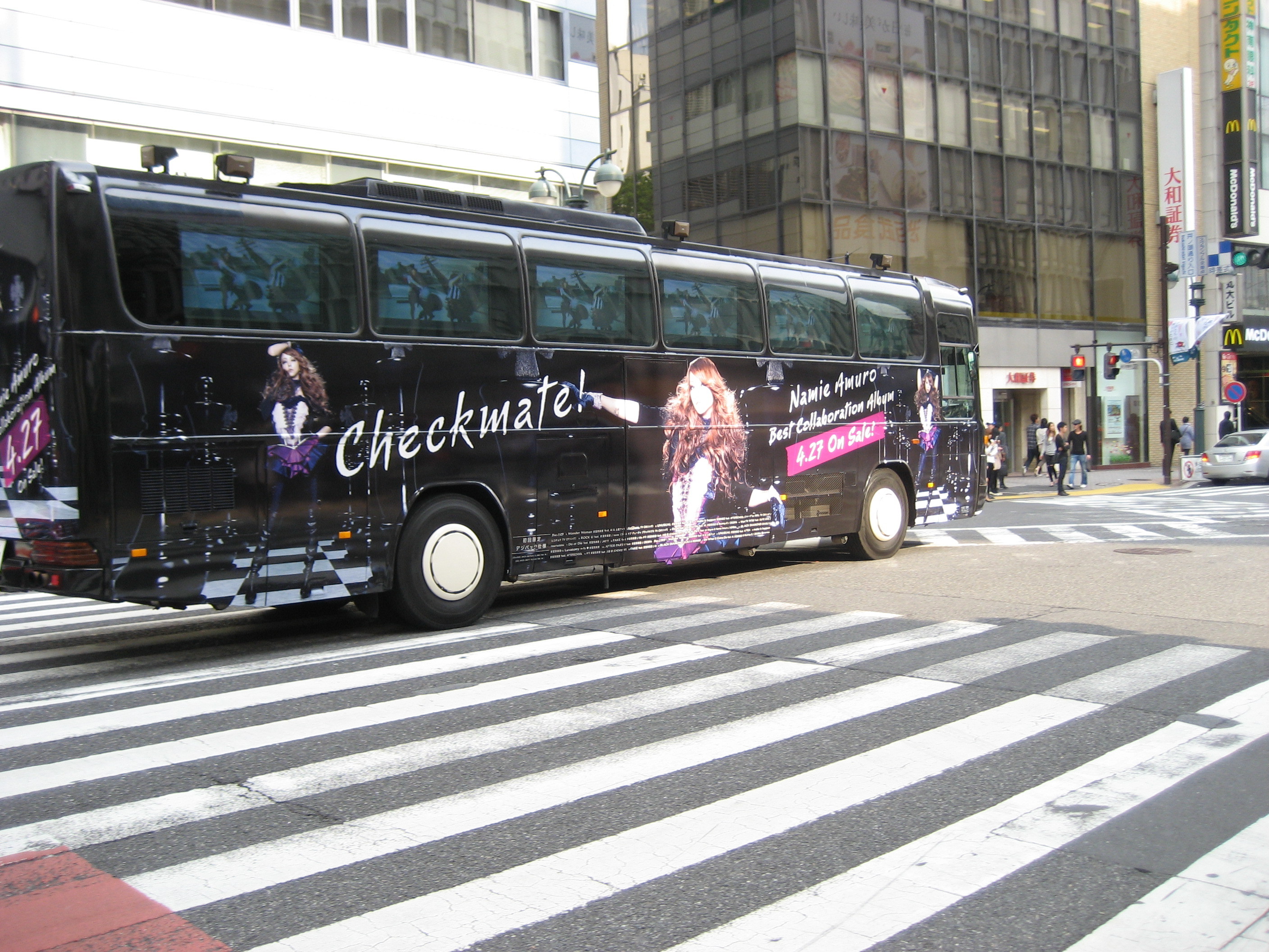 安室奈美恵『Checkmate!』＆宇多田ヒカル『WILD LIFE』発売記念渋谷写真館 : |あんぱ的日々放談|∇￣ ）ο
