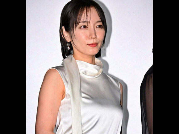 三次元 - 吉岡里帆 服を着ててもわかる上向きおっぱいにファン歓喜