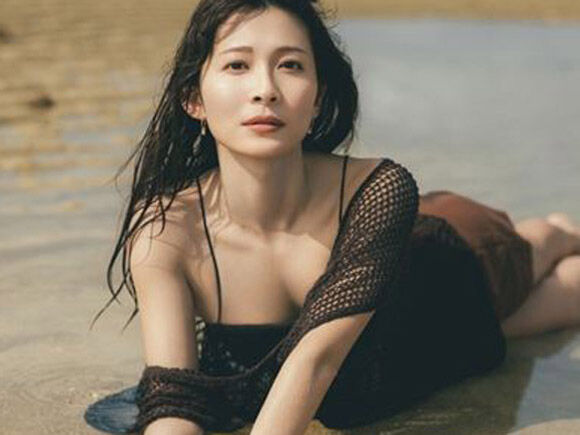 三次元 - 山本里菜アナウンサー 話題の初水着グラビア