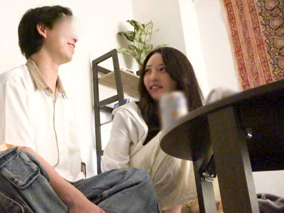 三次元 - 凄腕ナンパ師が２６歳巨乳OLをヤリ部屋へお持ち帰り。ソファで脱がせておっぱい丸出しに…