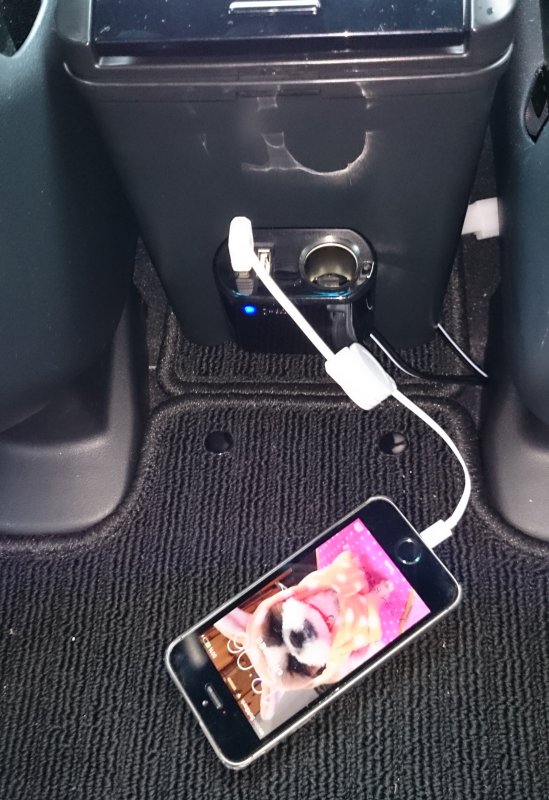 フリードスパイクの後席でusb充電 アンビンバンコな４ストミニ