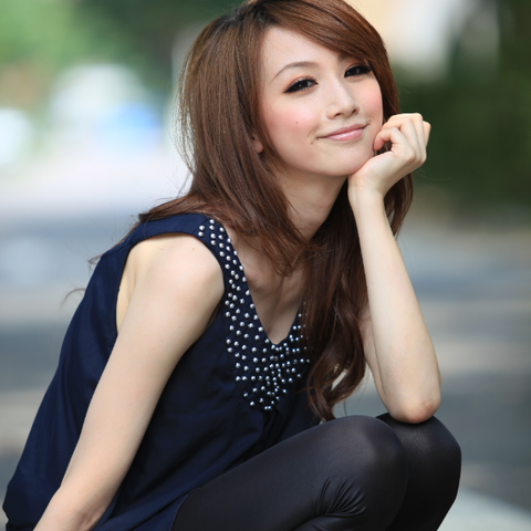 微笑むしゃがんだ女性