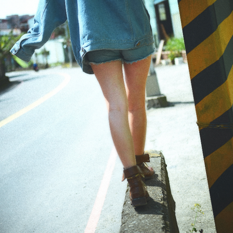 ホットパンツ後ろ姿の女性