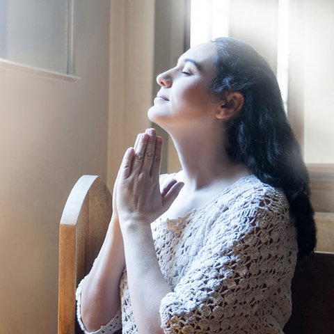 中年の女性が祈る