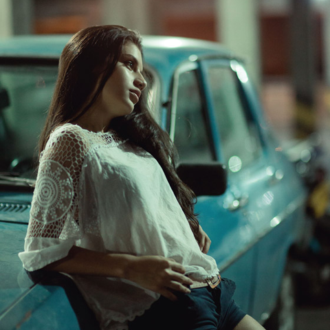 車にもたれかかる女性