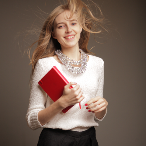 日記を持つうれしそうな女性