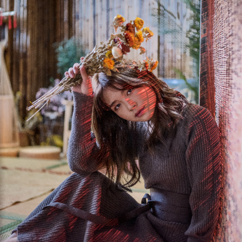 [フリー写真] 花束を持って簾の前に座る女性