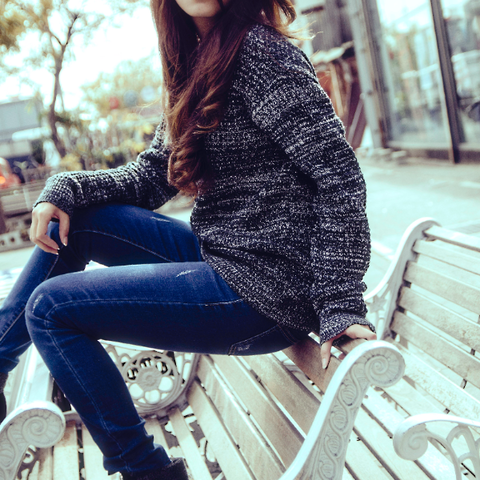 スリムジーンズの女性