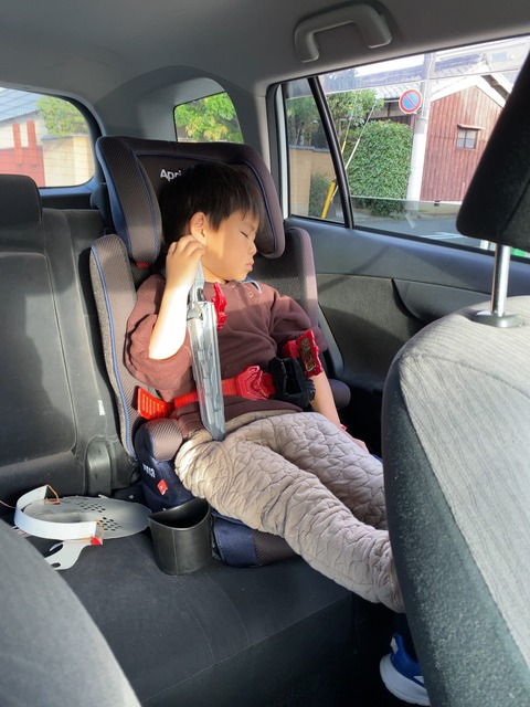 戦い疲れて眠るヒーロー。