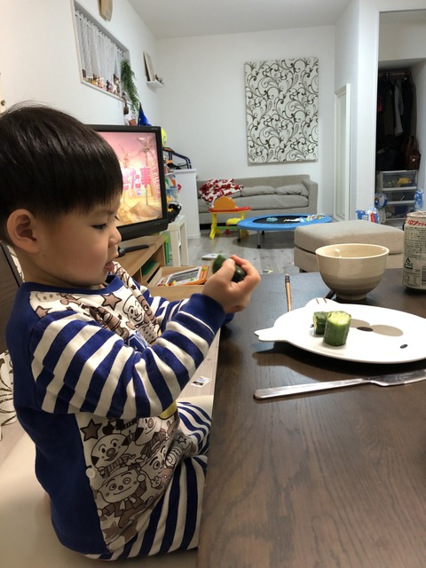 テーブルマナーは程遠い。