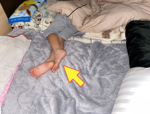 とおちゃんはどうやって寝ろと･･･？ 最悪の寝相！