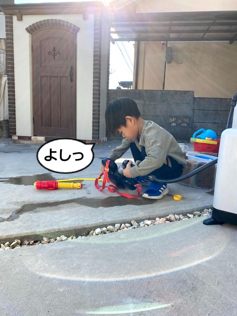 寒くてもやりたい、水遊び！