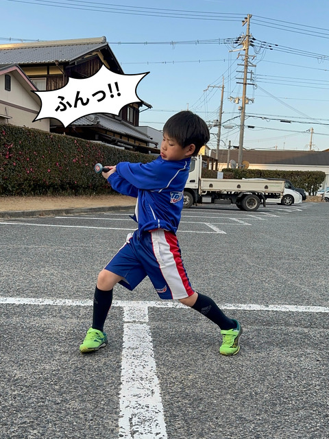 少しでも上手になるように。 隙間時間にも素振り！！