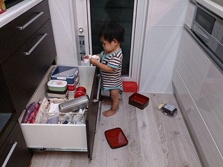 キッチンを封鎖！　ベビーゲート大活躍！