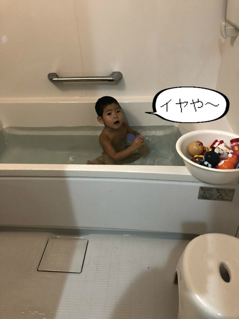 水遊びが好きすぎて・・・。　風呂に入ったらなかなか出てこない。