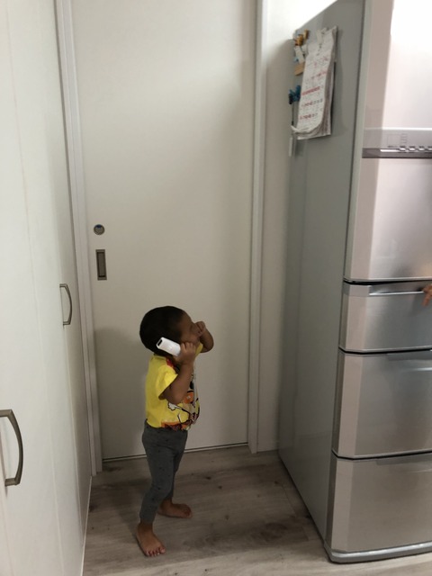 大人のやることはよく見とる！　電話のマネ。