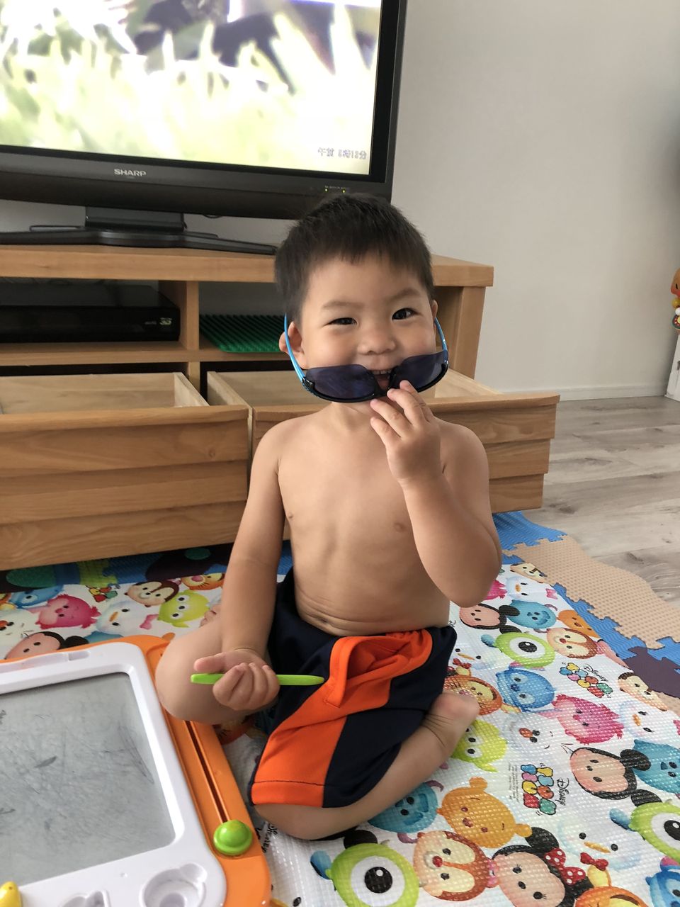 気が付くと、謎のスタイルで遊んどる。 : とおちゃんと、はっちゃん。